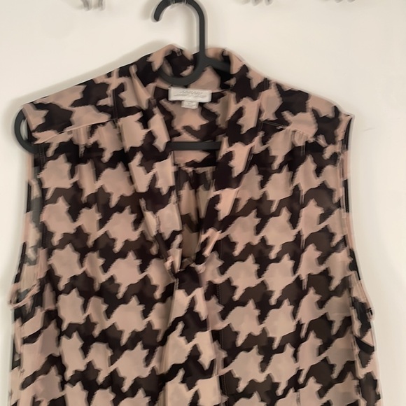 Tahari top in great condition. - Picture 2 of 3